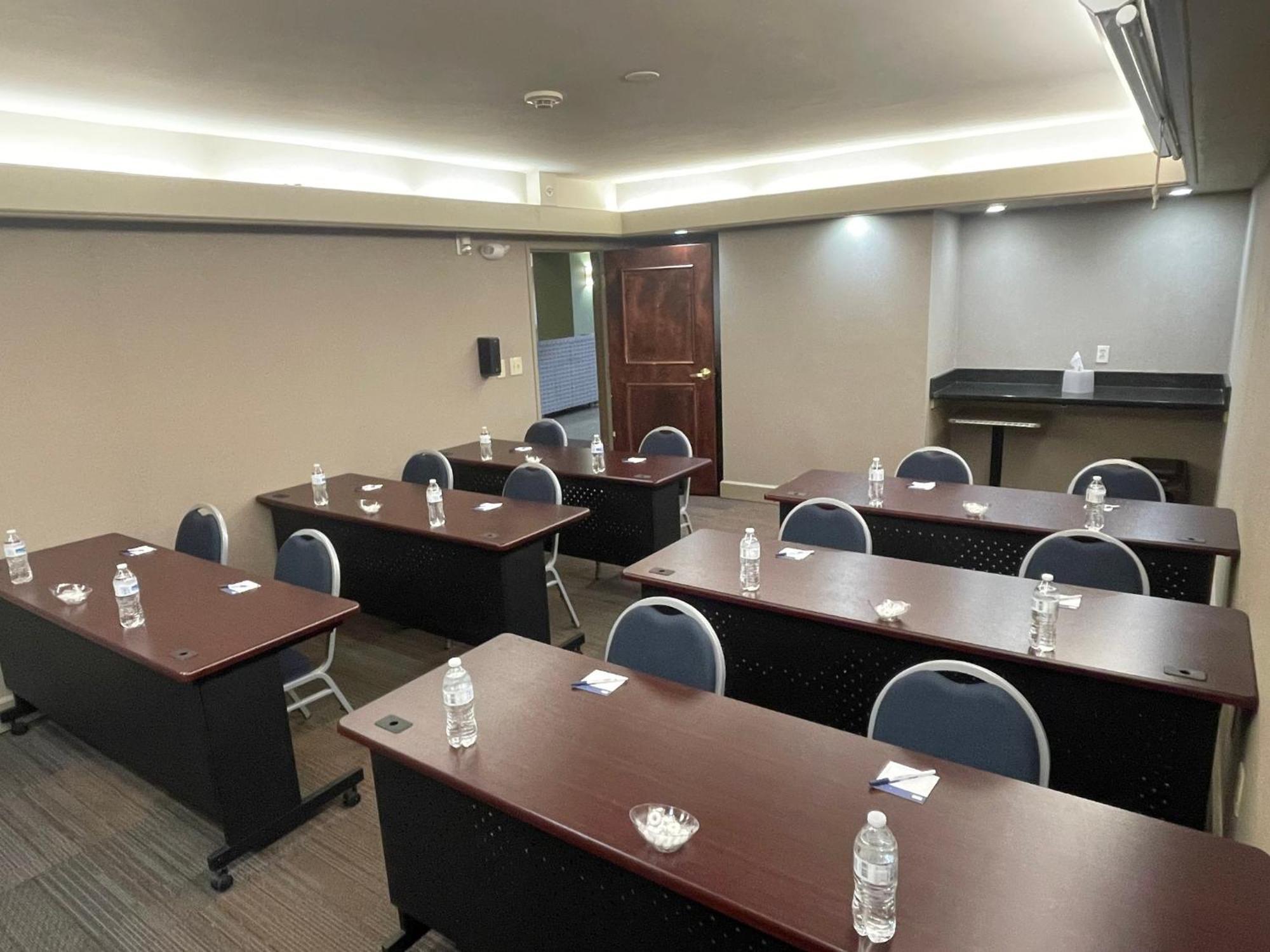 Holiday Inn Express Cleveland Downtown By Ihg Bagian luar foto